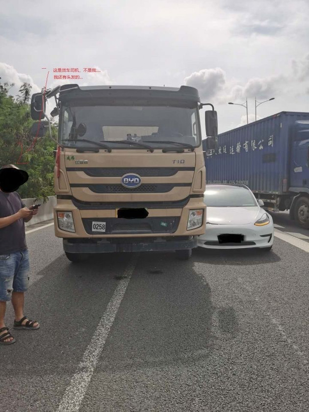 自动驾驶撞渣土车 特斯拉官方称车主驾驶违规